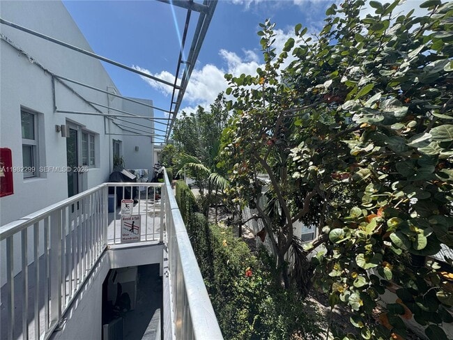 Building Photo - 1562 West Ave