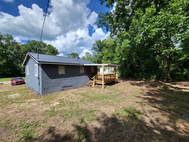 Building Photo - 105 Baxter St