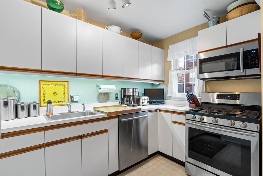 Building Photo - 408 S Croskey St