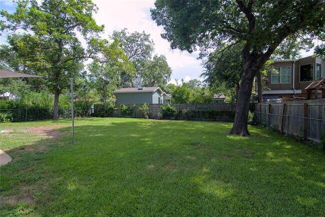 Building Photo - 1505 Karen Ave