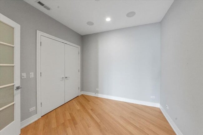 Building Photo - 4 bedroom in Chicago IL Chicago