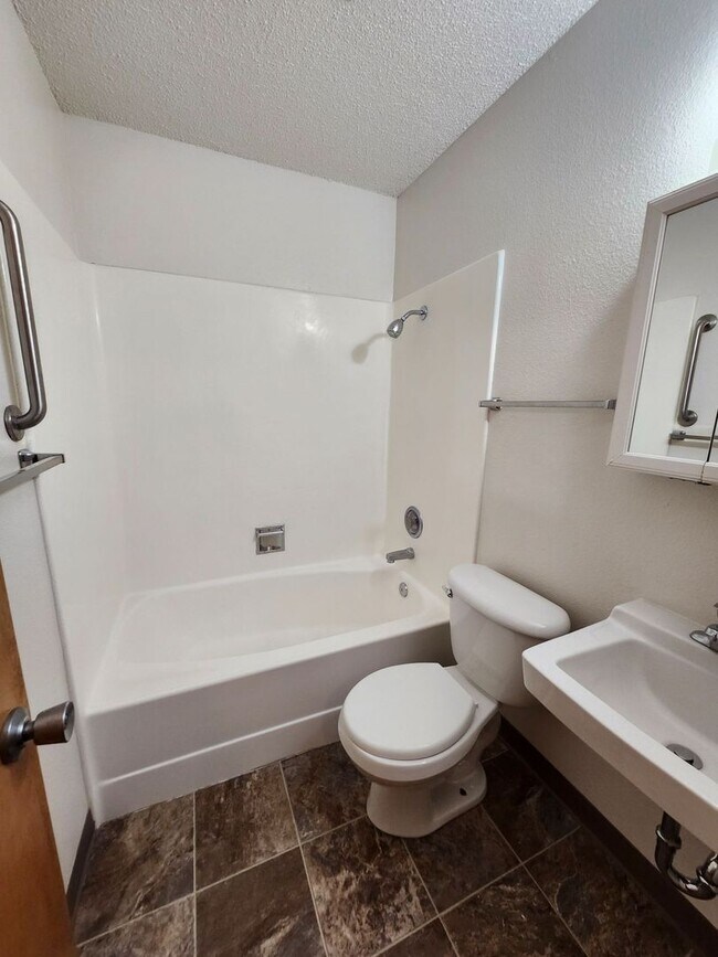 Building Photo - 1 Bed/1 Bath with River Views! Riviera Ridge Apartments