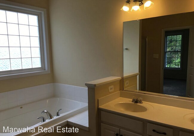 Building Photo - 4 br, 2.5 bath House - 810 Hillcrest Farms Dr