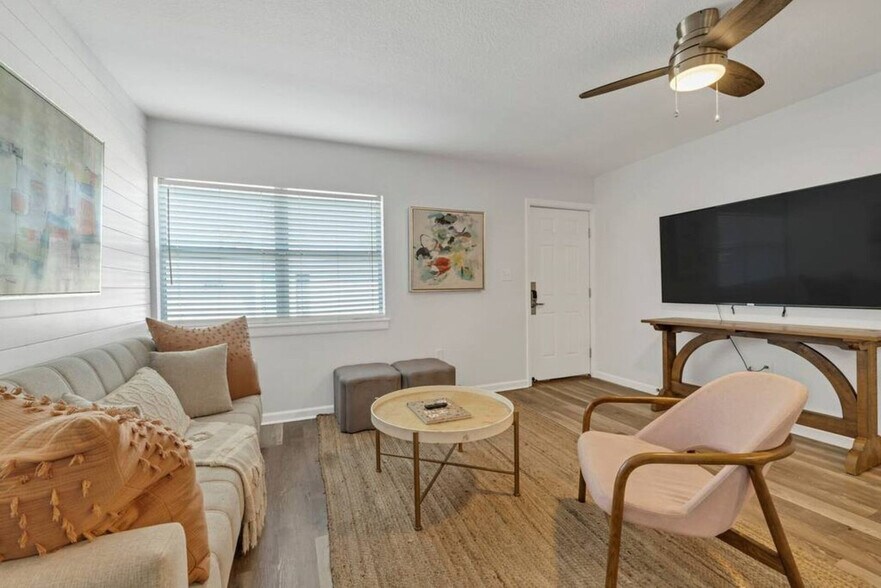 Building Photo - 302 Santa Rosa Blvd