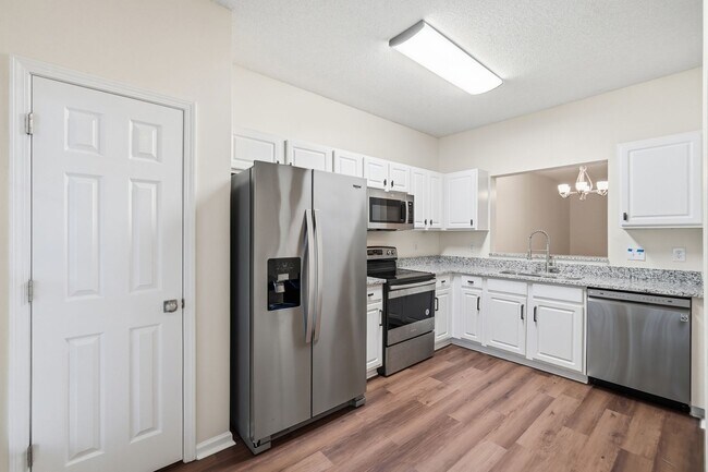 Building Photo - Beautiful Matthews Townhome with Updated Interior & Community Pool