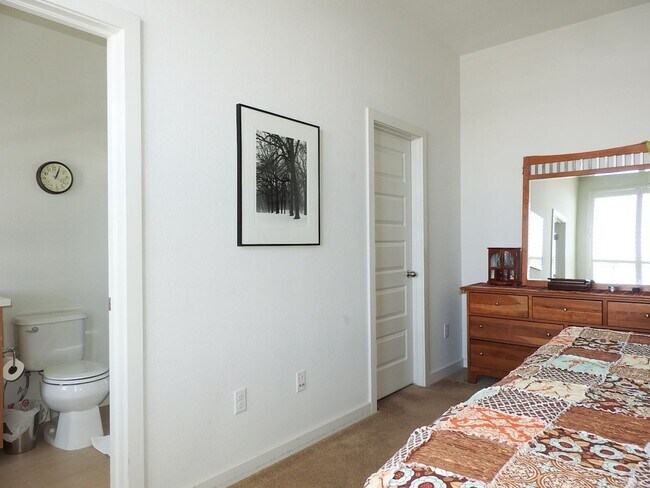 Building Photo - 2422 Uinta St