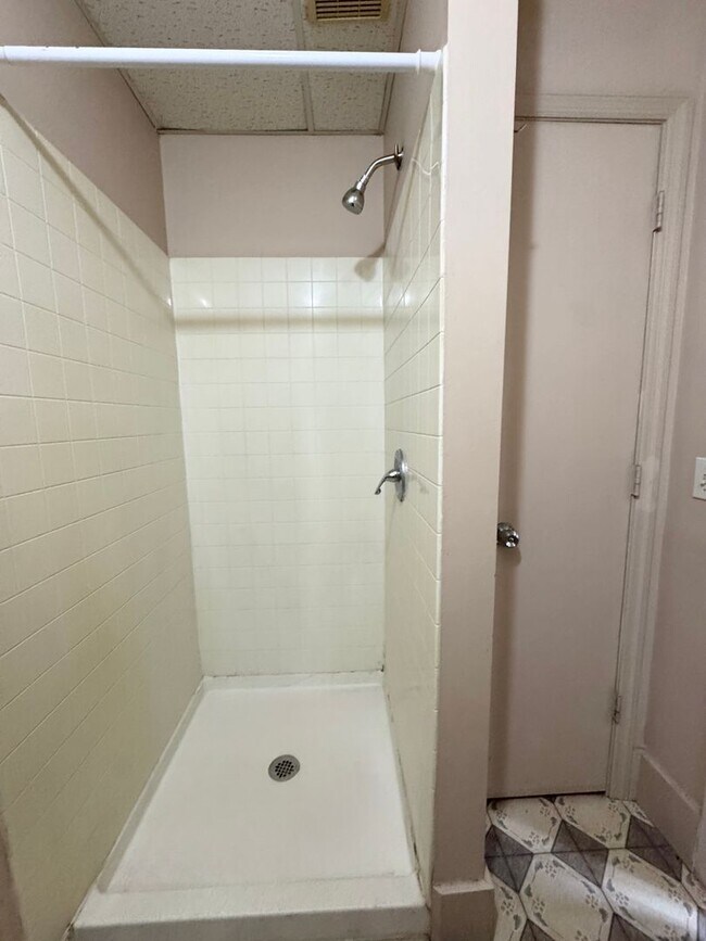 Building Photo - 112 N 38th Ave