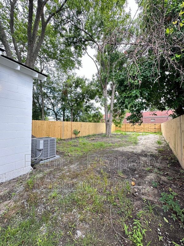 Building Photo - 618 E Waldburg St