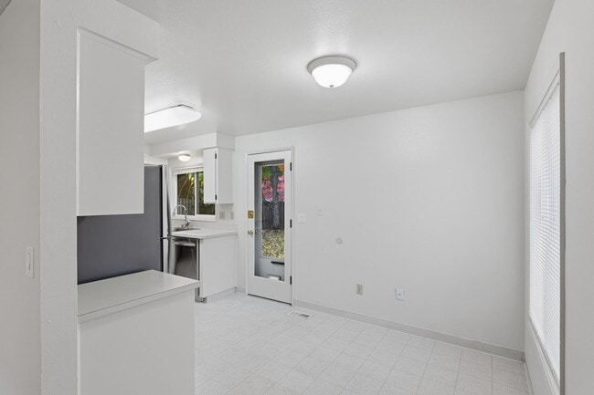 Building Photo - Freshly Updated 3-Bedroom Home with Fenced...