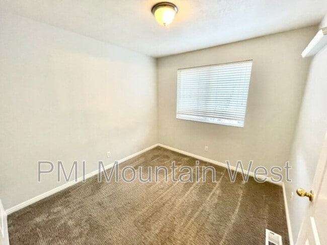 Building Photo - 55 Peregrine Ln