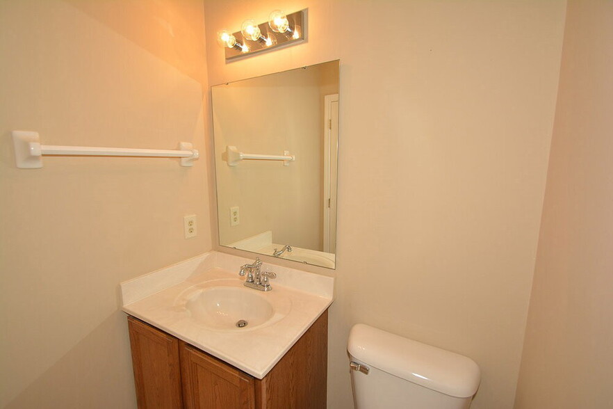 Building Photo - 10299 Lakeland Dr