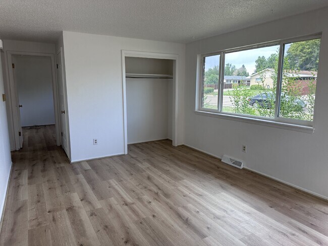 Building Photo - 2-Bed Duplex With Newly Installed Laminate...