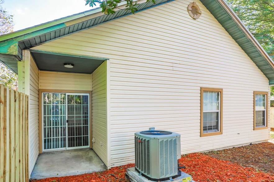 Building Photo - 1634 Ashmore Green Dr