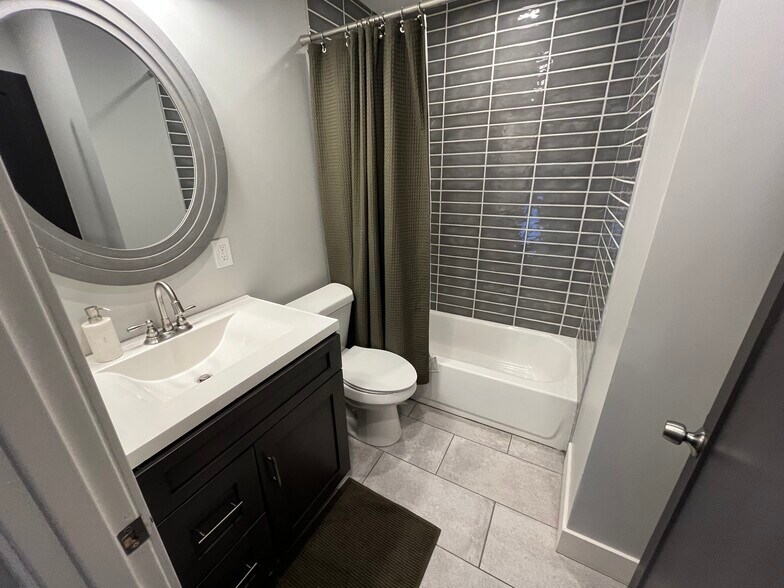 2nd floor bathroom - 2627 Campbell St