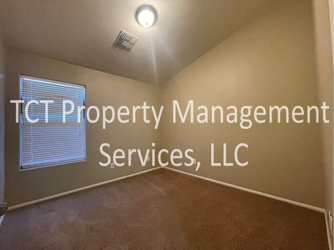 Building Photo - Spacious Home in Great Location!