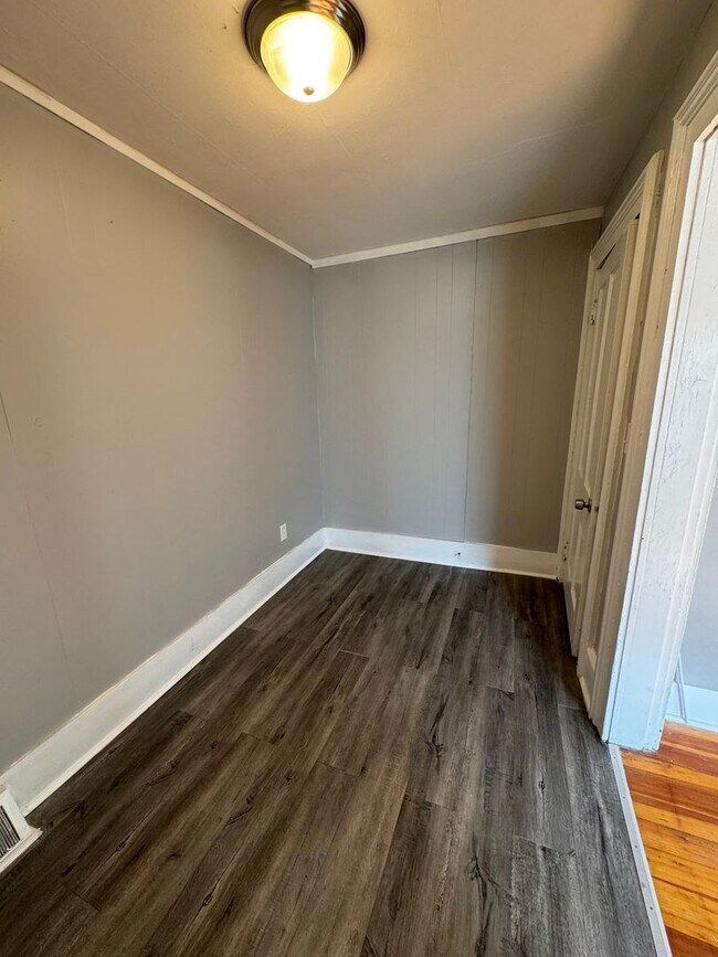 Building Photo - 618 E Locust St