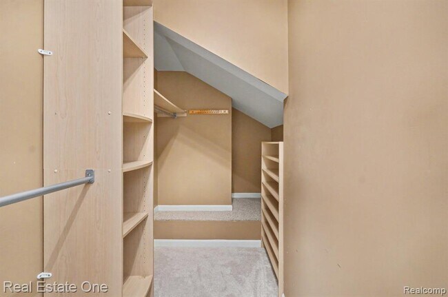 Building Photo - 1105 E Fifth St