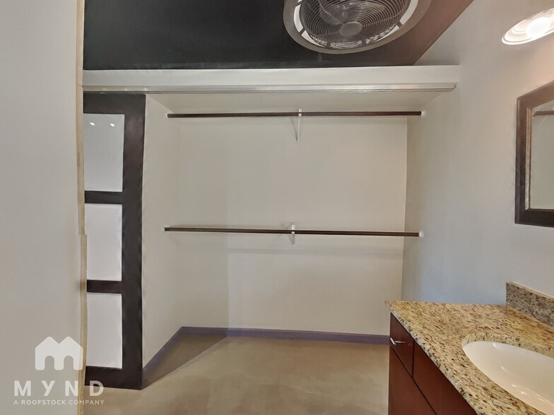 Building Photo - 349 E Thomas Rd