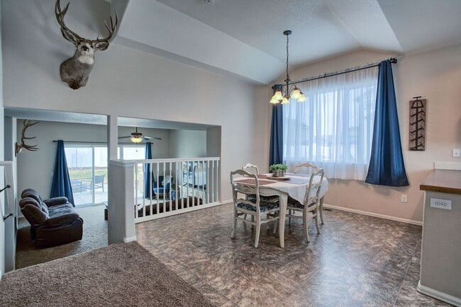 Building Photo - 3 Bedroom 2 1/2 Bath Split Level in Johnstown