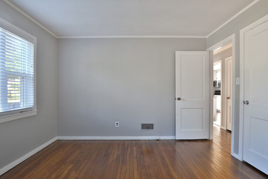 Building Photo - 5586 Emerson Ave