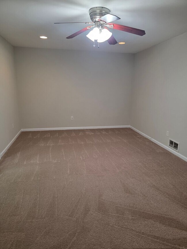 Building Photo - Twin Home in Saddlebrook