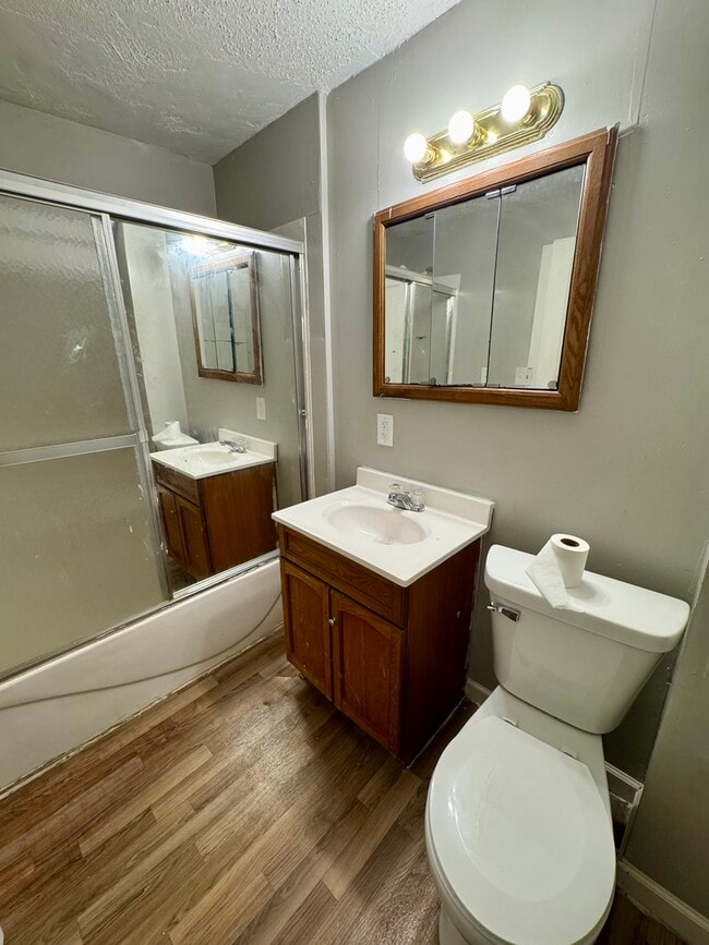 Building Photo - 1341 W 4th St