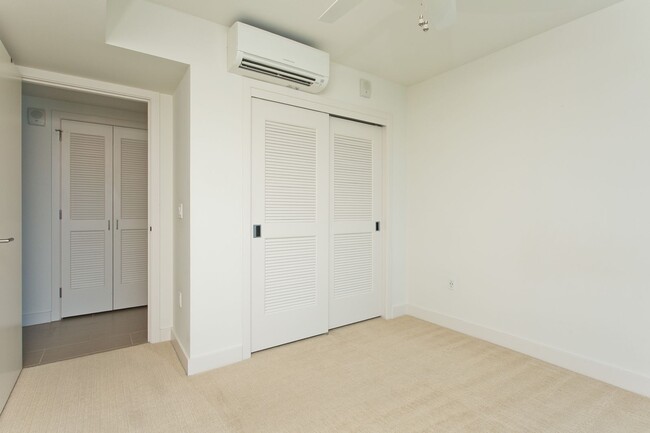 Building Photo - BEAUTIFUL 1 BEDROOM UNIT IN THE COLLECTION