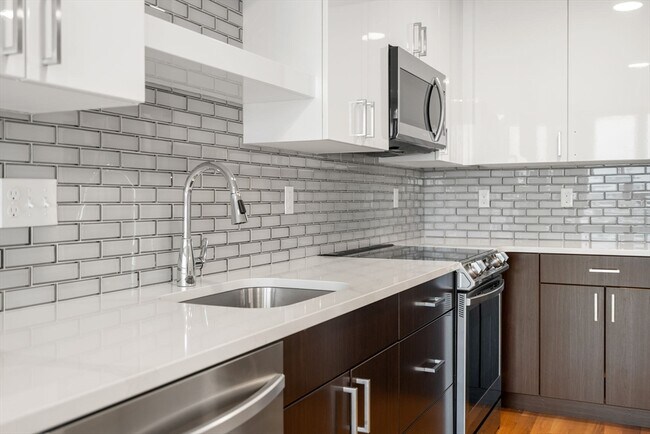 Building Photo - 10 Taber St