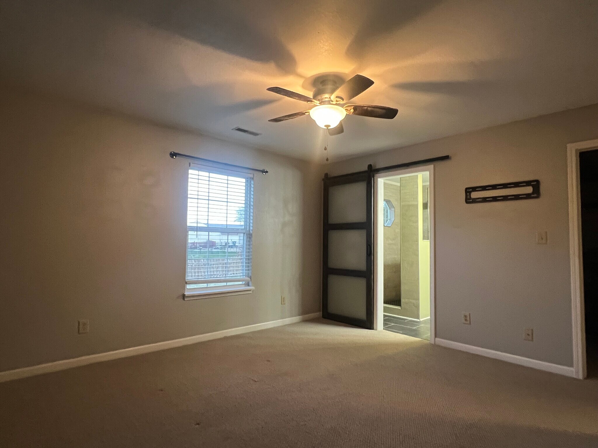 Master bedroom - 227 Lakemoore St