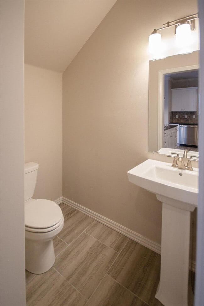 Building Photo - 641 N Keats Dr