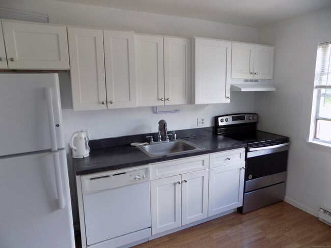 Building Photo - 71 Belair Dr