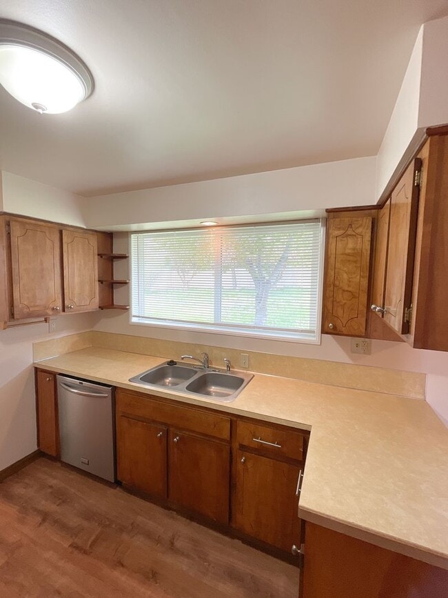 Building Photo - 3 Bedroom, 2 Bath Moyina Heights Home