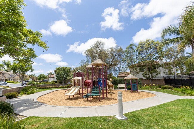 Building Photo - Gorgeous upgraded 4 bed 2.5 bath 2,216 sqft home with Remodeled Kitchen, Hardwood Floors, Tesla S...