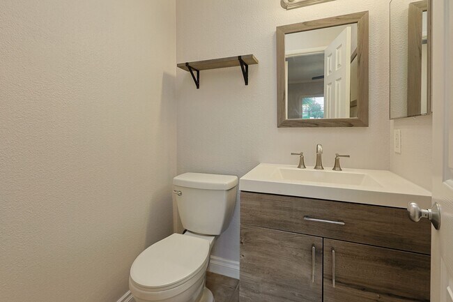 Building Photo - 2-Bed, 1.5-Bath Condo in Convenient El Cajon Location