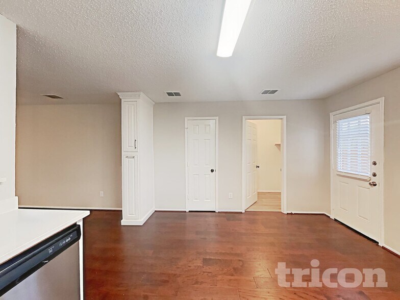 Building Photo - 1913 Lariat Dr