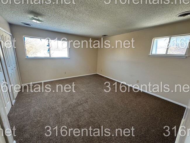 Building Photo - $850- 2 bed 1 bath - Townhomes
