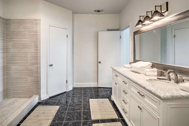 Building Photo - 15805 Richards Dr