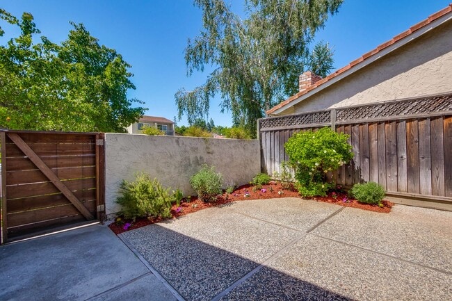 Building Photo - Reduced-Beautiful 3 bedroom 2 bath Single Family Home $4395