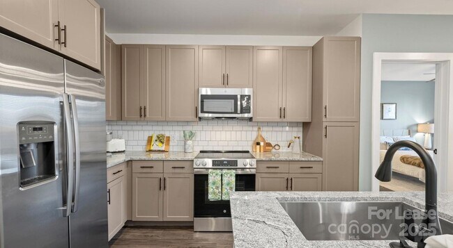 Building Photo - 515 Royal Ct