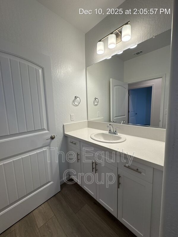 Building Photo - 1335 W Sedona Ave