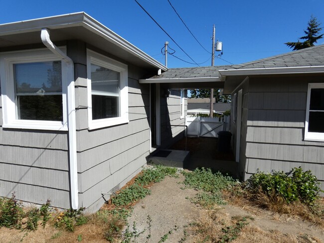 Building Photo - Centrally Charming