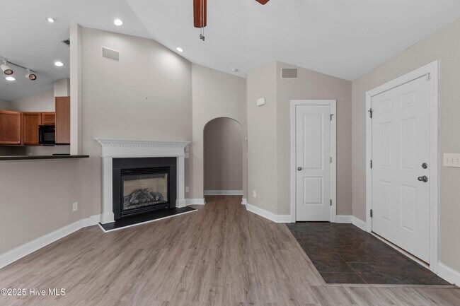 Building Photo - 2901 Beunavista Ct