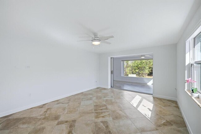 Building Photo - 885 Spanish Dr N