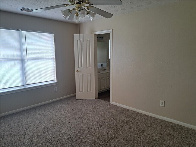 Building Photo - 26815 Cypresswood Dr