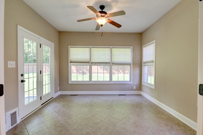 Building Photo - Four Bedroom with Bonus!