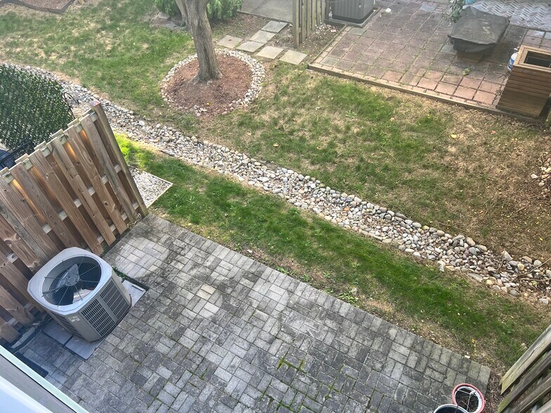 porche - 1721 Kingsgate Ct