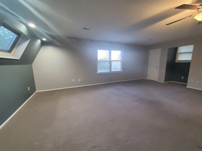 Building Photo - 4704 Great Oaks Dr