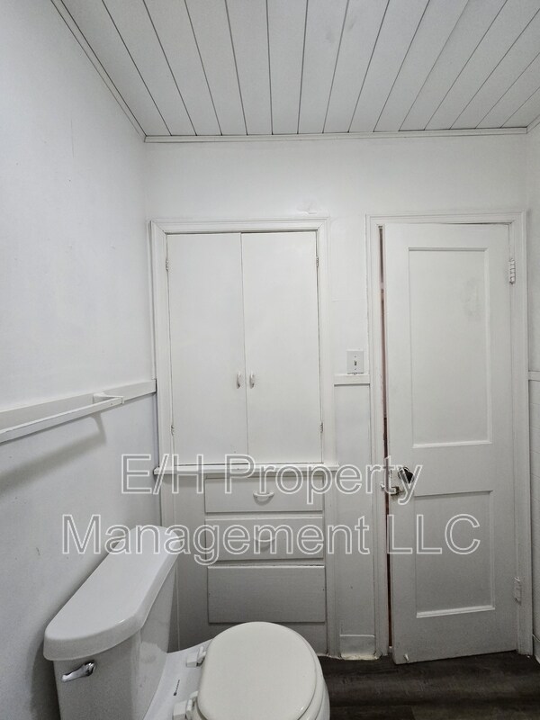 Building Photo - 528 S Glendale St