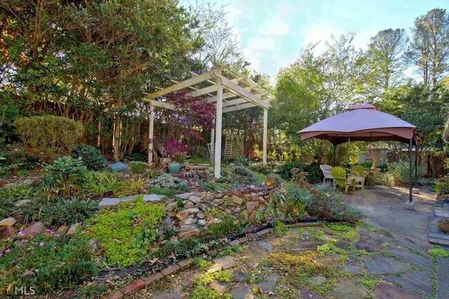 Building Photo - 203 Raintree Bend