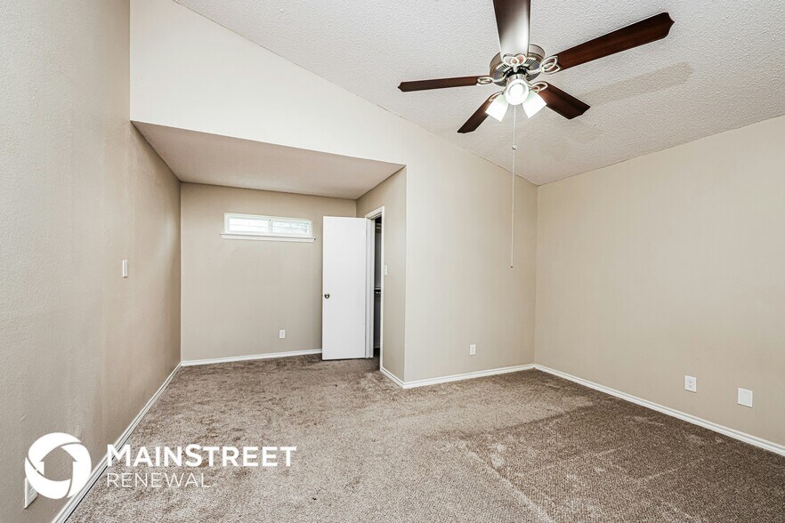 Building Photo - 1401 Del Rio Dr